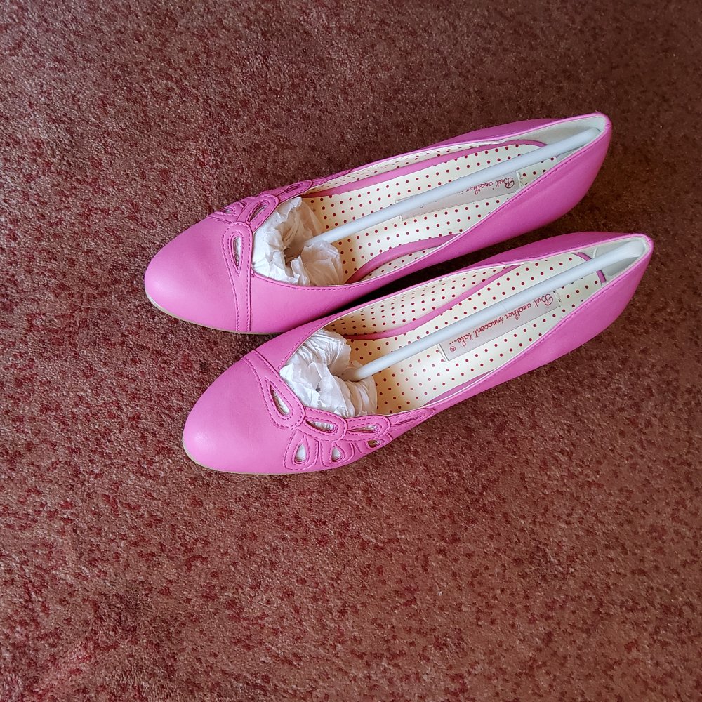 Pinkfarbene Pumps mit ausgestanztem Lochmuster neu Größe 38