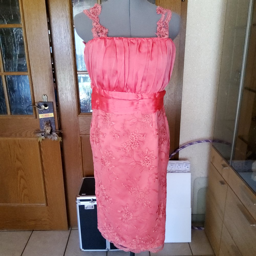 Wunderschönes Cocktailkleid mit Spitze und Raffung Größe 36