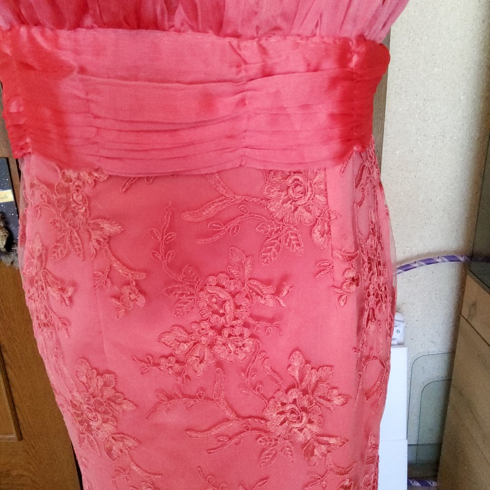 Wunderschönes Cocktailkleid mit Spitze und Raffung Größe 36