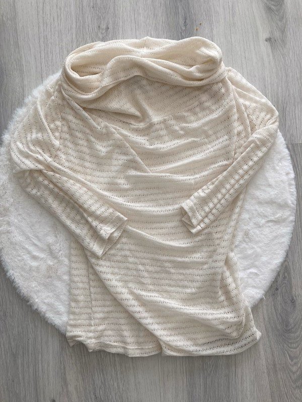 Heller Pulli creme durchbrochen