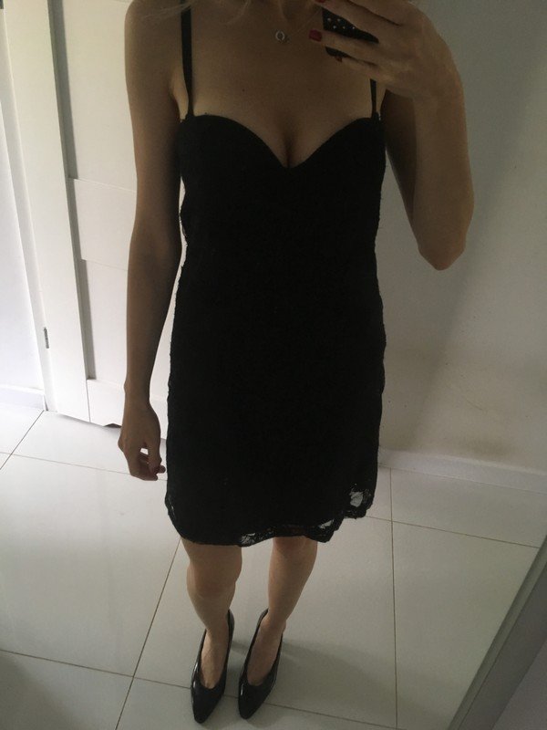 Schwarzes Kleid krönen 