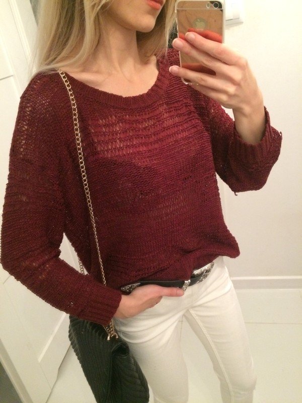 Weinroter Pulli durchbrochen