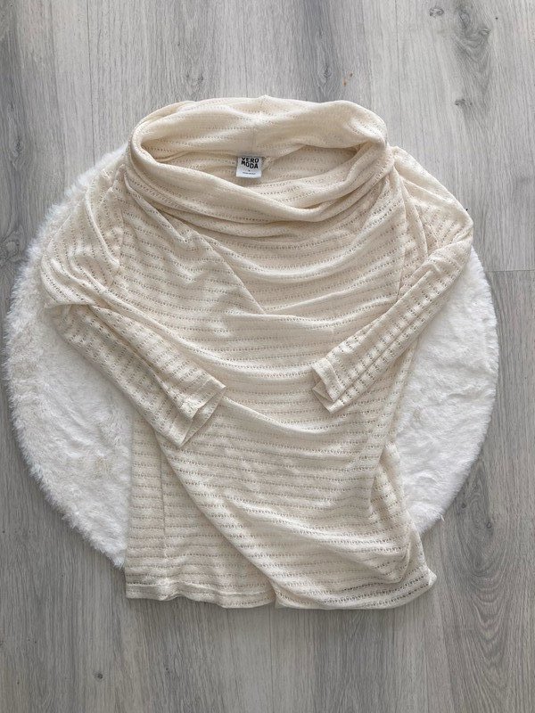 Heller Pulli creme durchbrochen