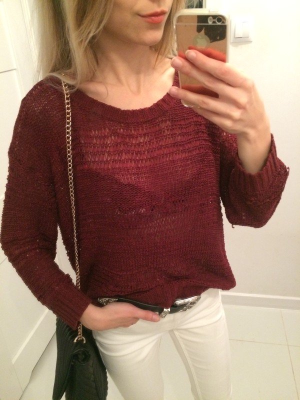 Weinroter Pulli durchbrochen