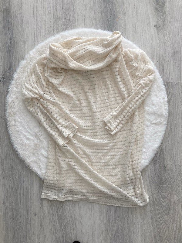 Heller Pulli creme durchbrochen