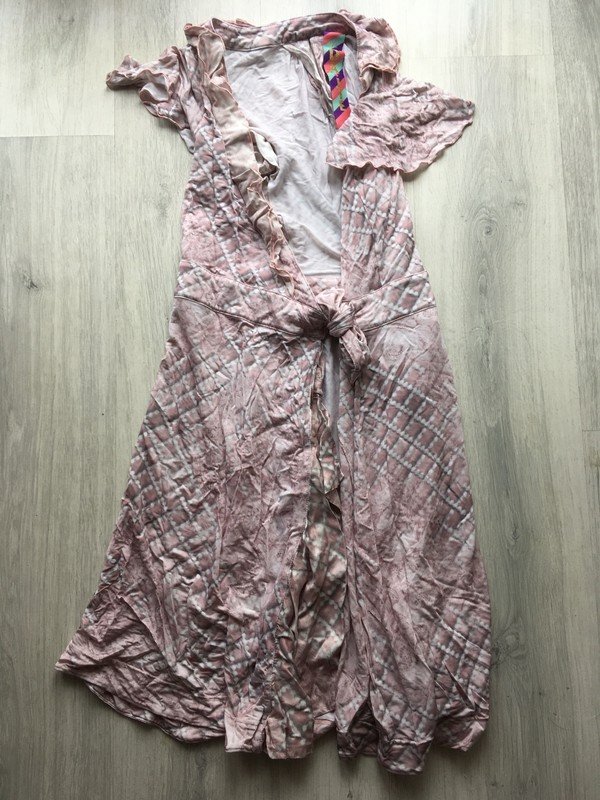 Pastel rosa Kleid falbeln