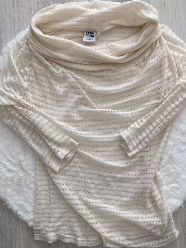 Heller Pulli creme durchbrochen