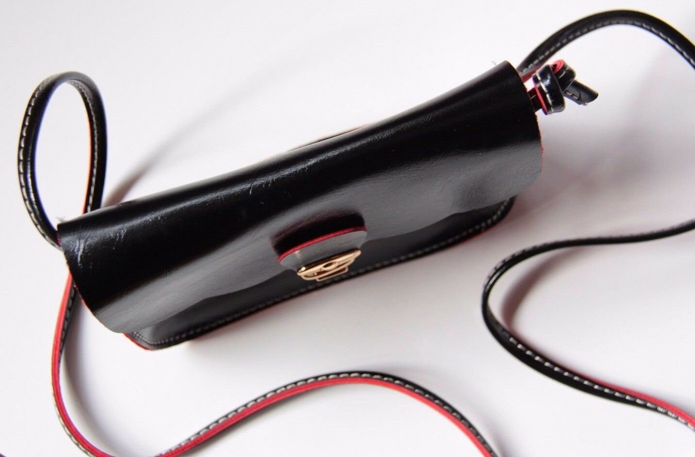 Handtasche neu in schwarz mit roten Absetzungen