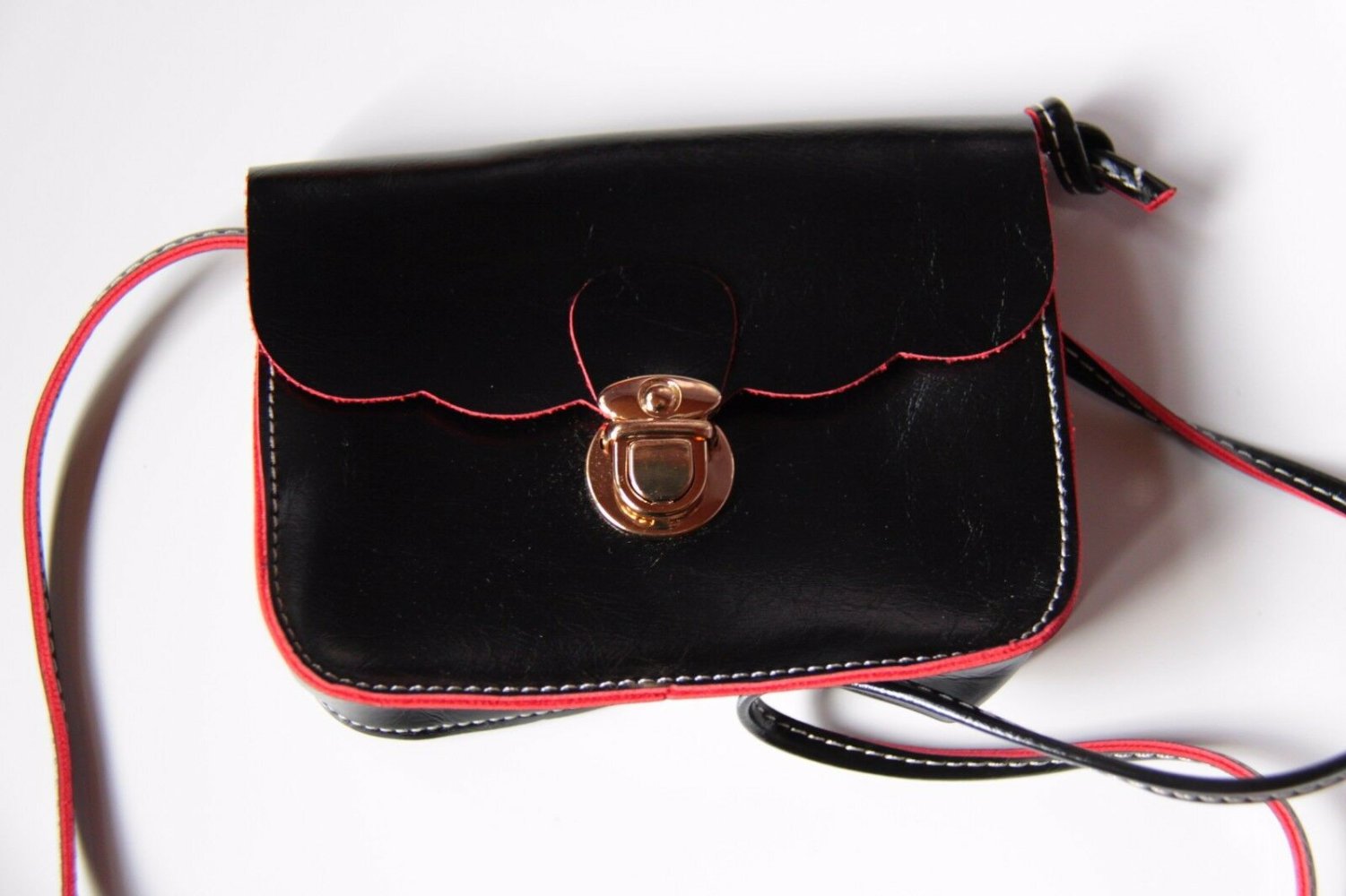 Handtasche neu in schwarz mit roten Absetzungen