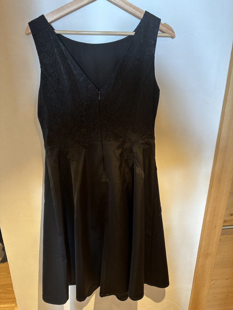 Schwarzes Cocktailkleid