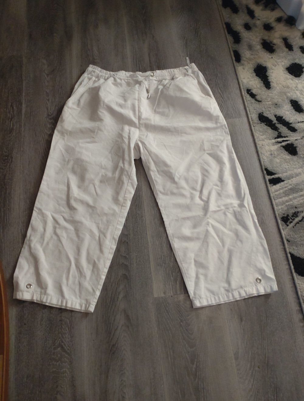 leichte weiße Sommerhose