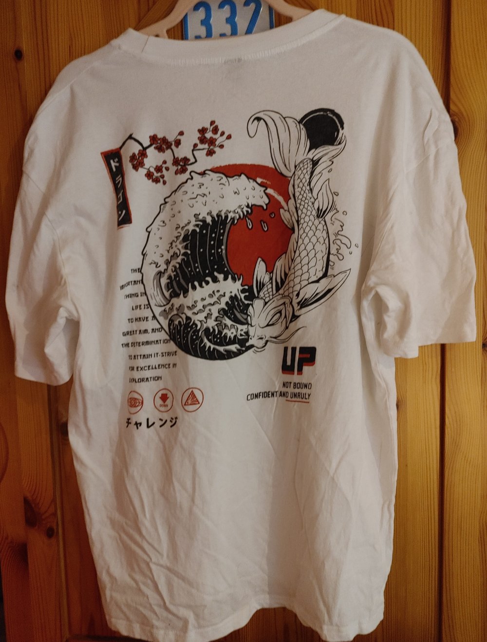 weißes Tshirt mit Chinesischen Symbolen