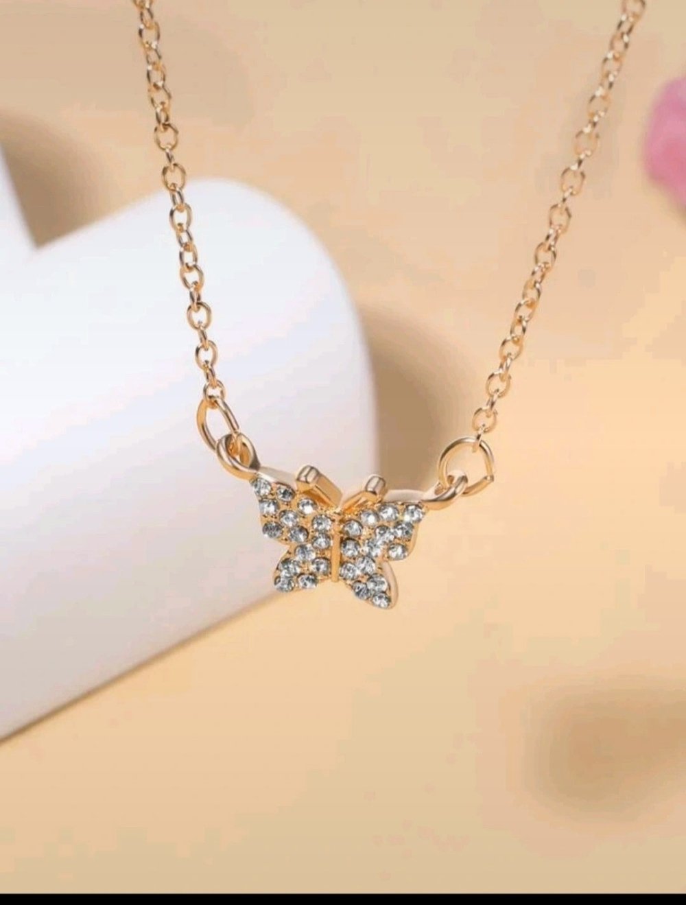 Halskette mit Schmetterling Anhänger ?