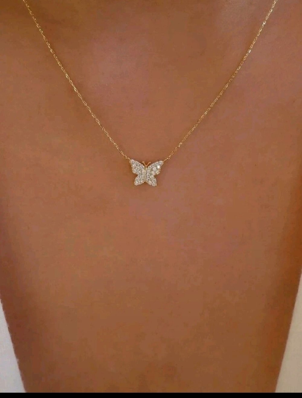 Halskette mit Schmetterling Anhänger ?