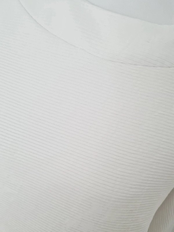 Weißer gerippter Pullover