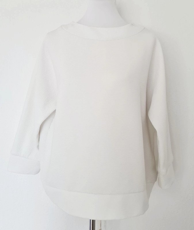 Weißer gerippter Pullover