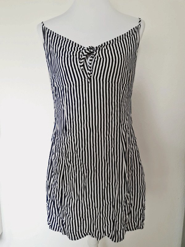 Blau-weiß gestreiftes Sommerkleid