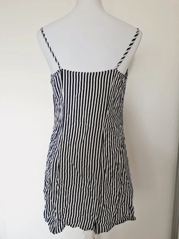 Blau-weiß gestreiftes Sommerkleid