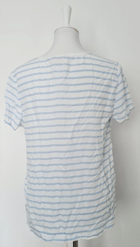 Blau-weiß gestreiftes T-Shirt