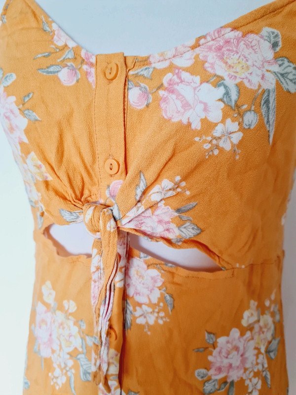 Gelb geblümtes Sommerkleid