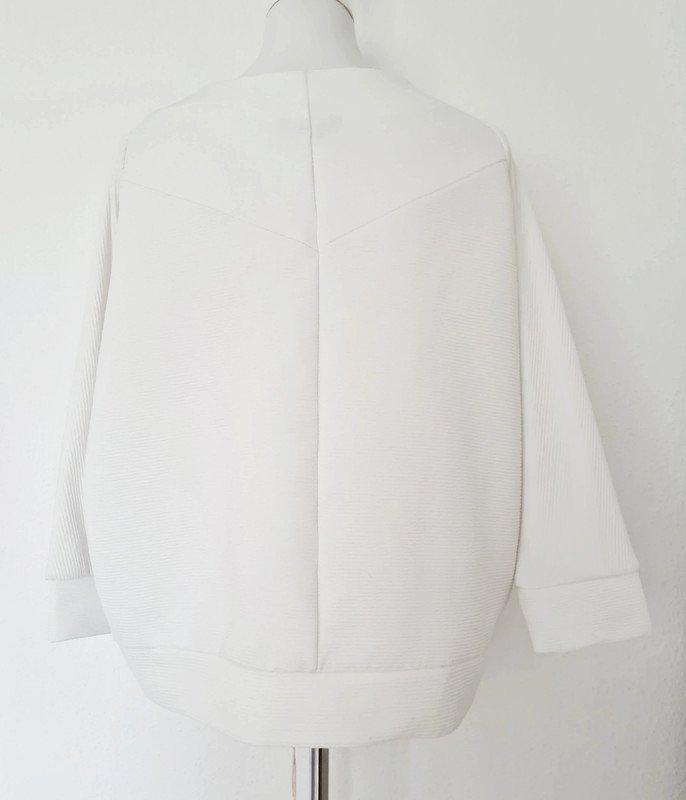 Weißer gerippter Pullover