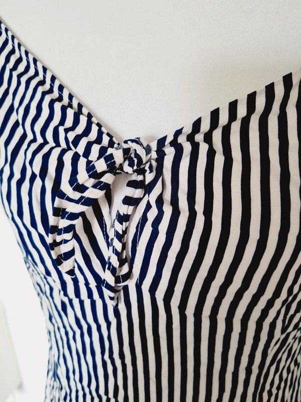 Blau-weiß gestreiftes Sommerkleid