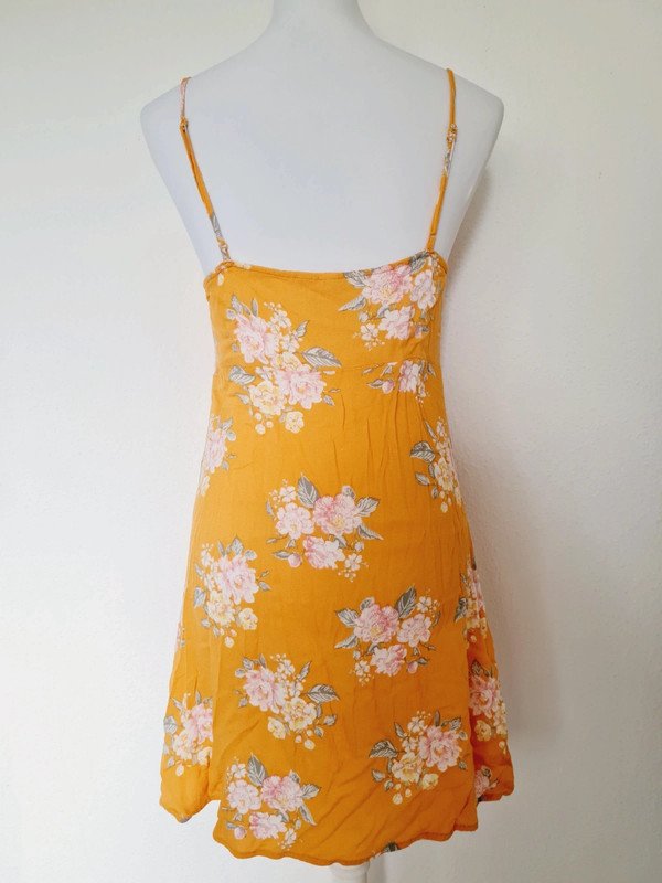 Gelb geblümtes Sommerkleid