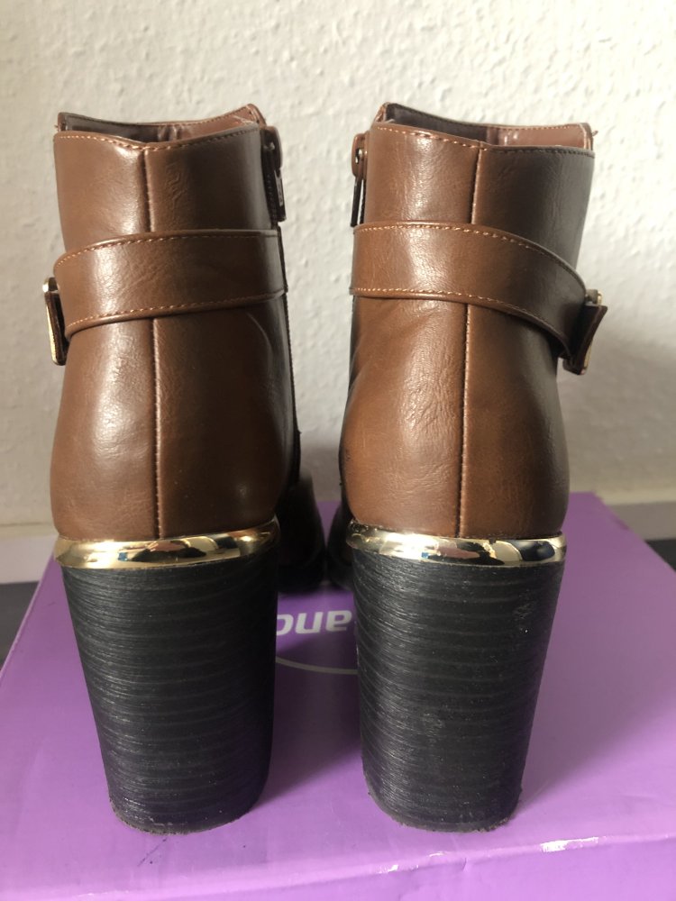 Braune Stiefeletten mit Absatz und goldener Schnalle