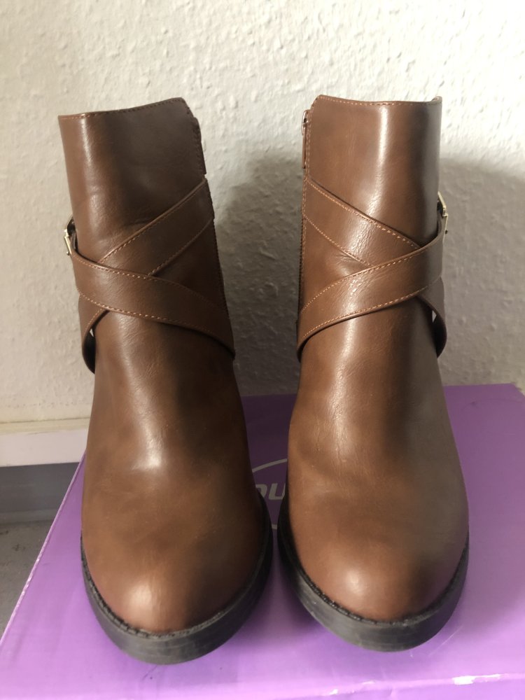 Braune Stiefeletten mit Absatz und goldener Schnalle