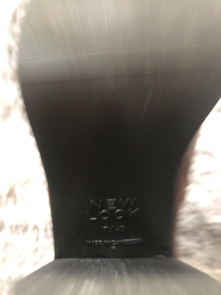 Braune Stiefeletten mit Absatz und goldener Schnalle