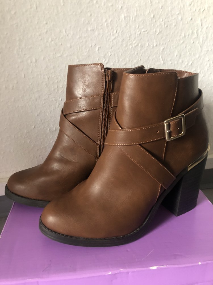 Braune Stiefeletten mit Absatz und goldener Schnalle