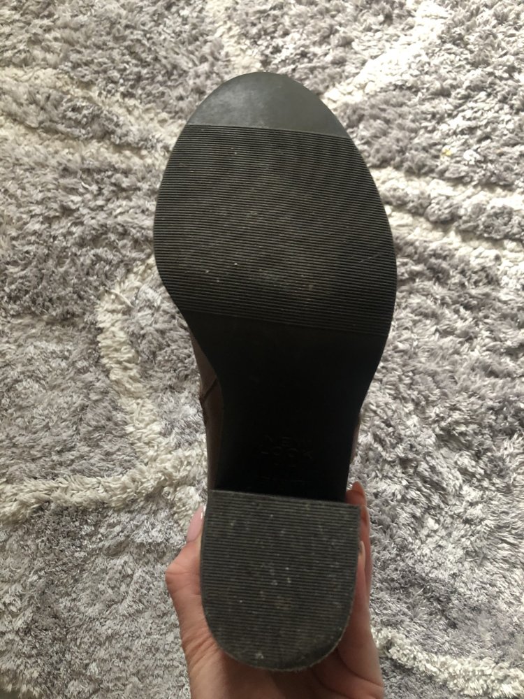 Braune Stiefeletten mit Absatz und goldener Schnalle