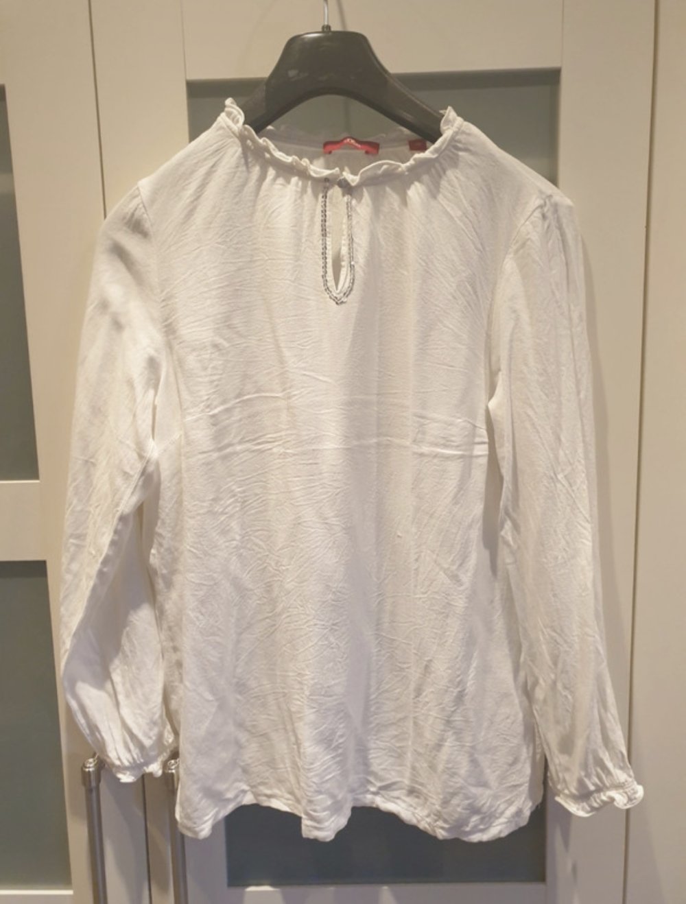 2 weiße Blusenshirts