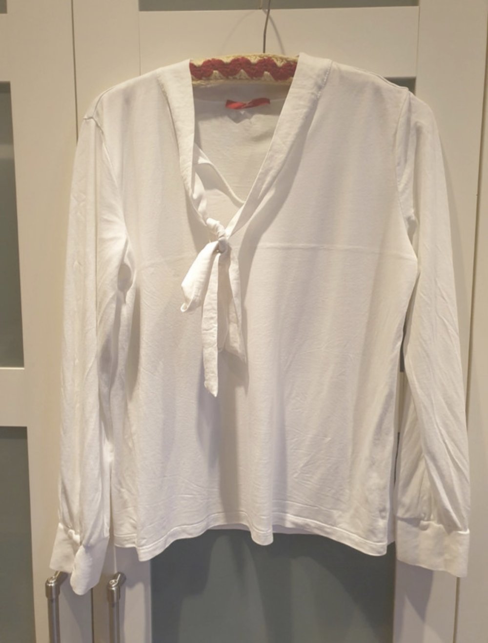 2 weiße Blusenshirts