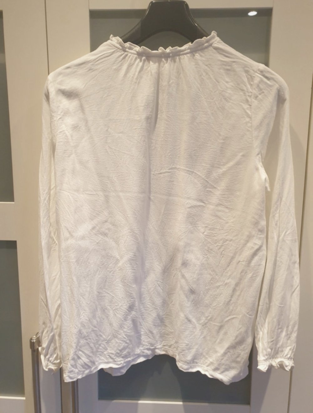 2 weiße Blusenshirts