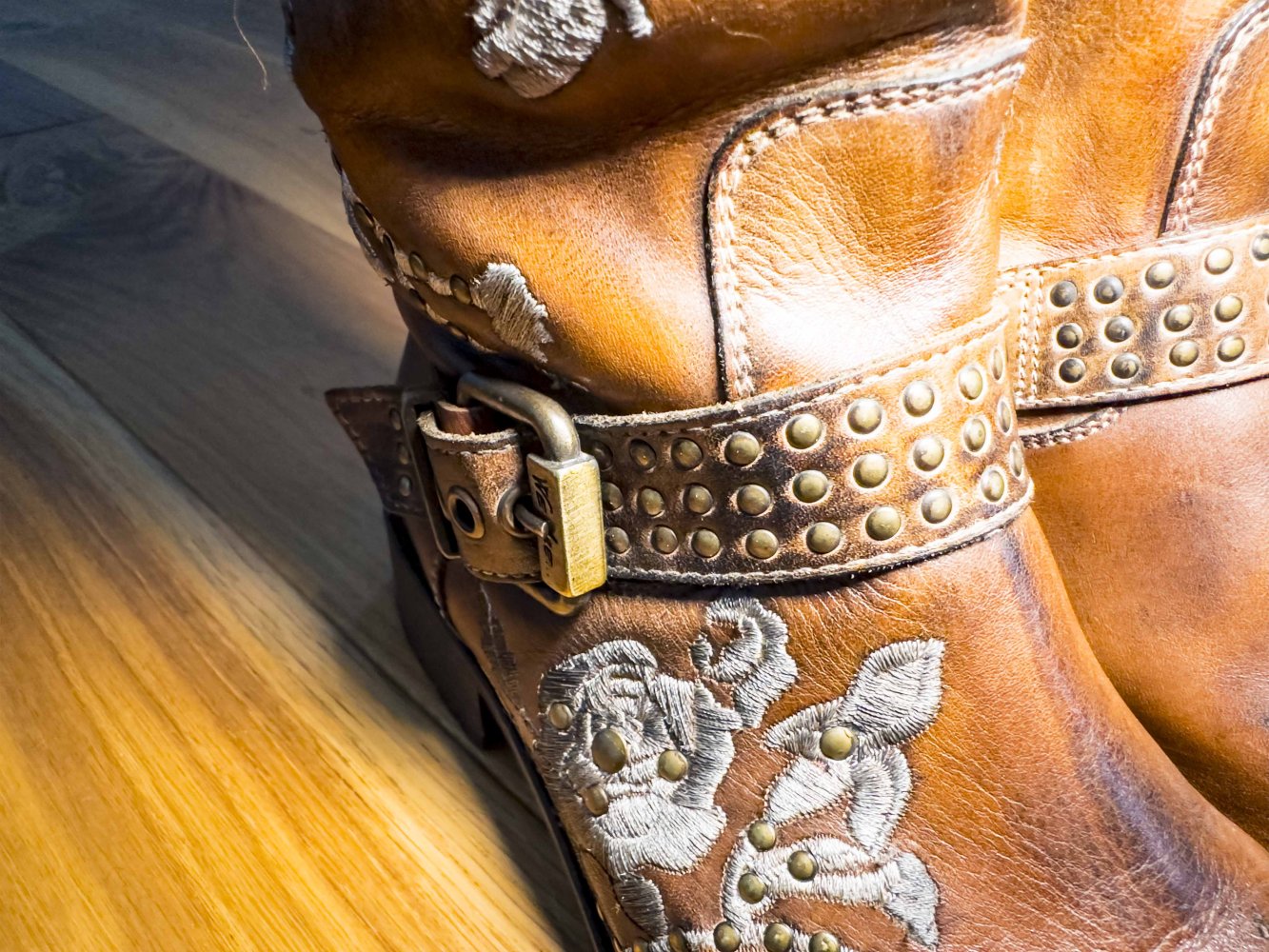 “We are” – HILDEB – coole Lederstiefel mit Verzierung Gr. 38