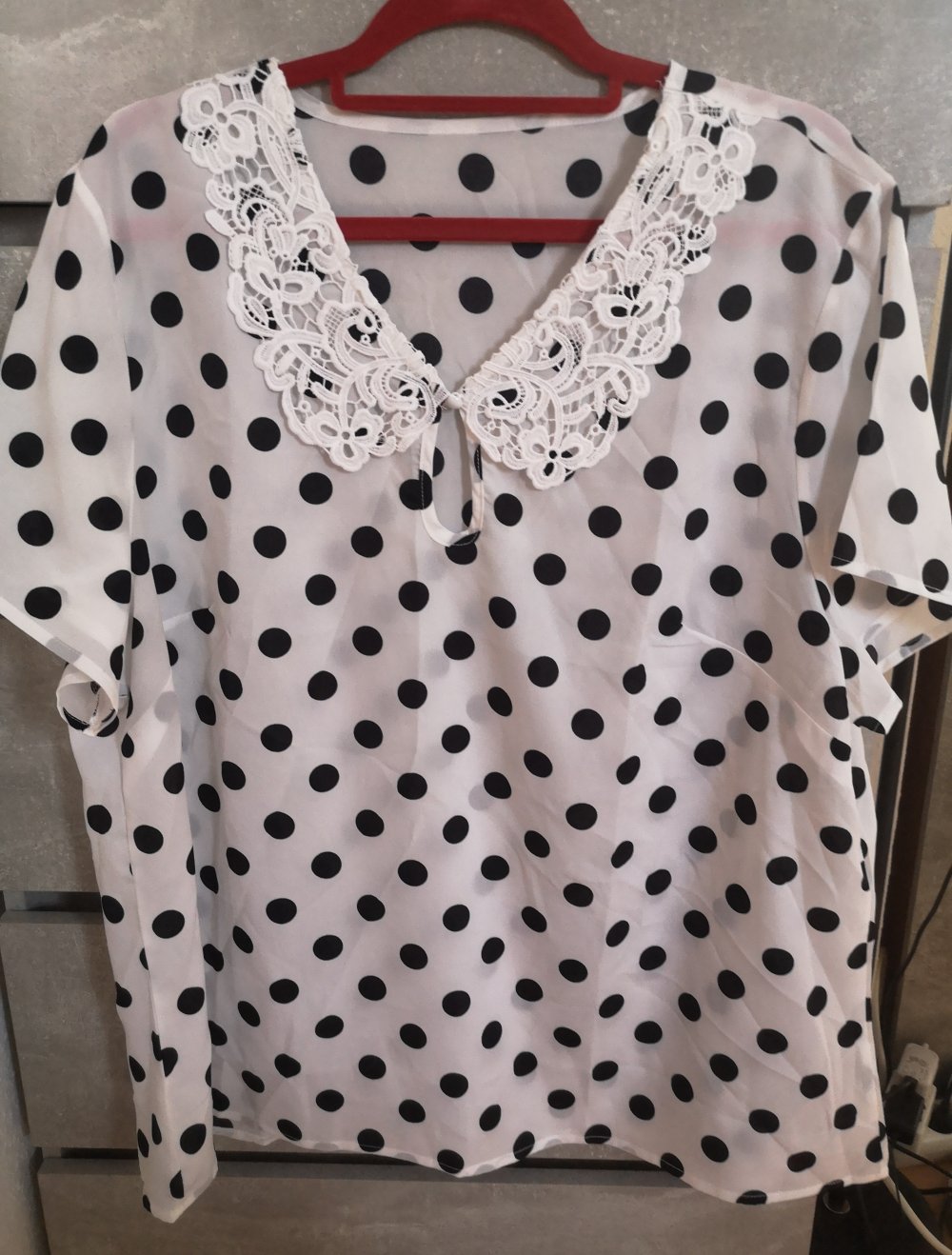 Bluse mit Spitzenkragen