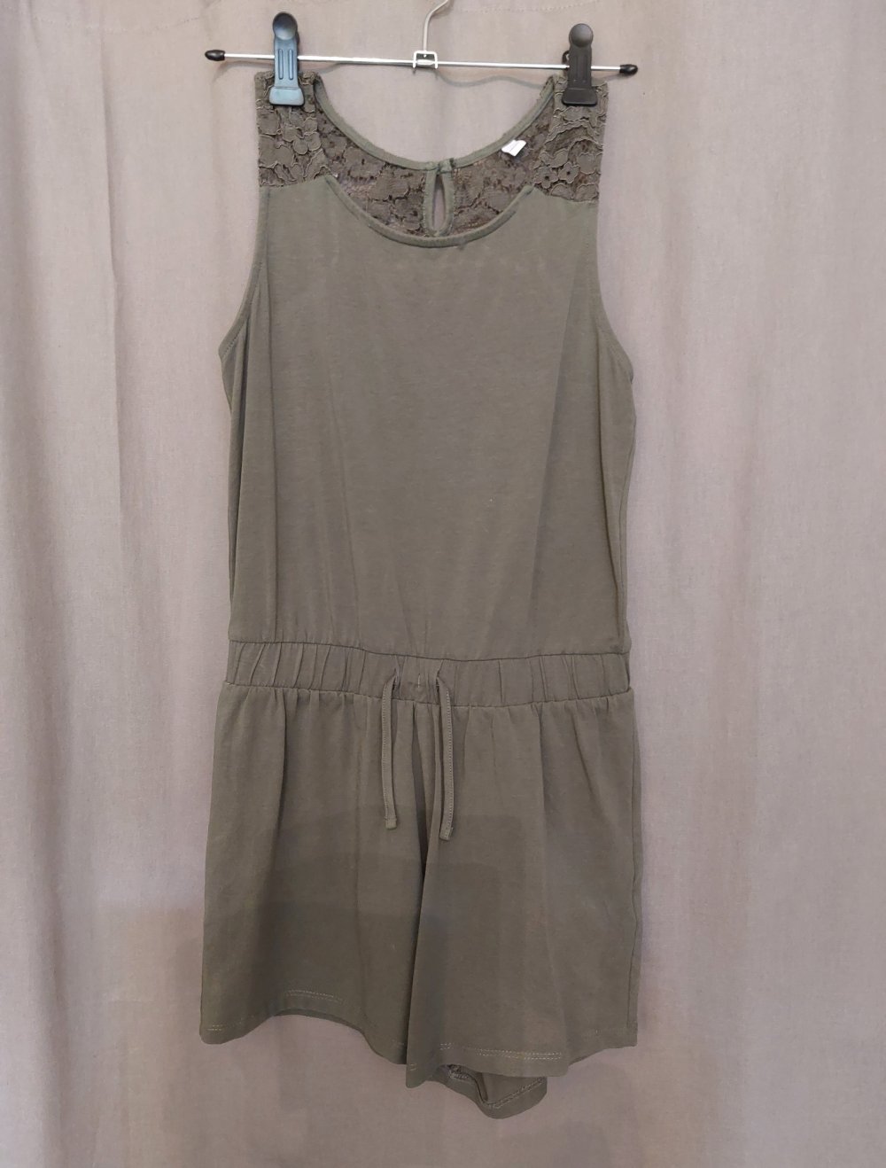 khakifarbener Jumpsuites, 4€