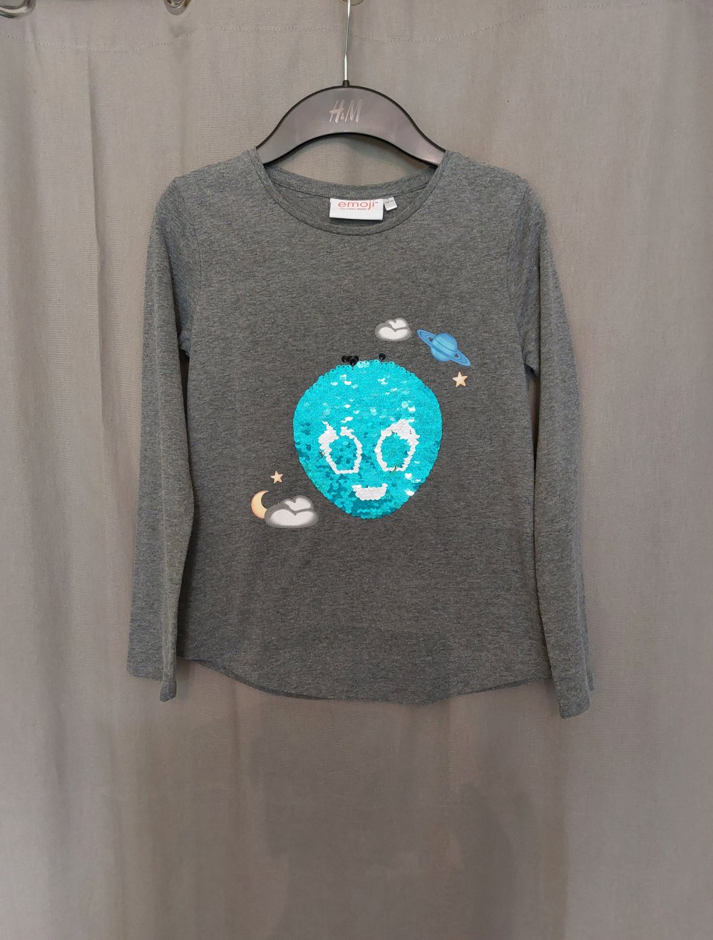 graues Langarmshirt; 3€