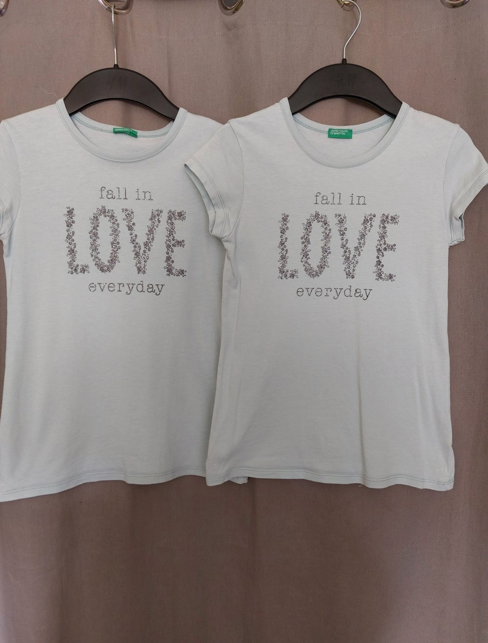 2 türkise halbärmlige T-Shirts; 8€