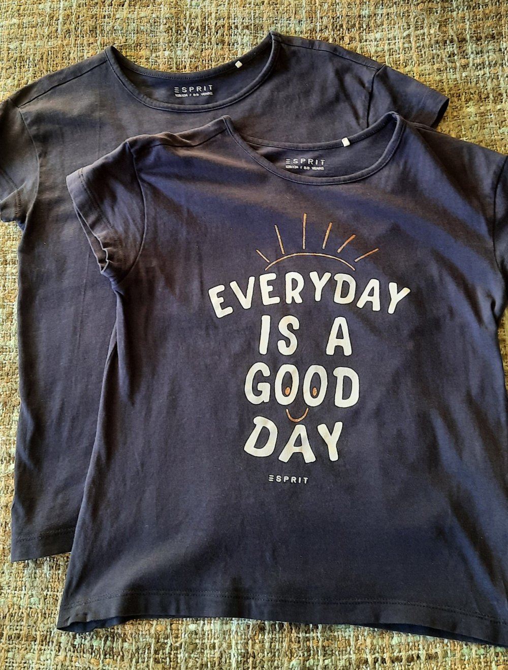 2 halbärmlige T-Shirts; 8€