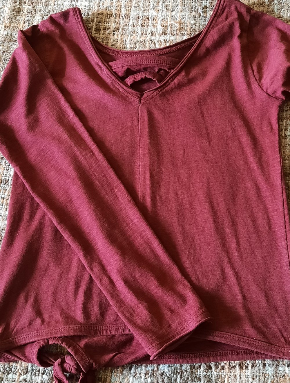weinrotes langärmliges T-Shirt; 5€