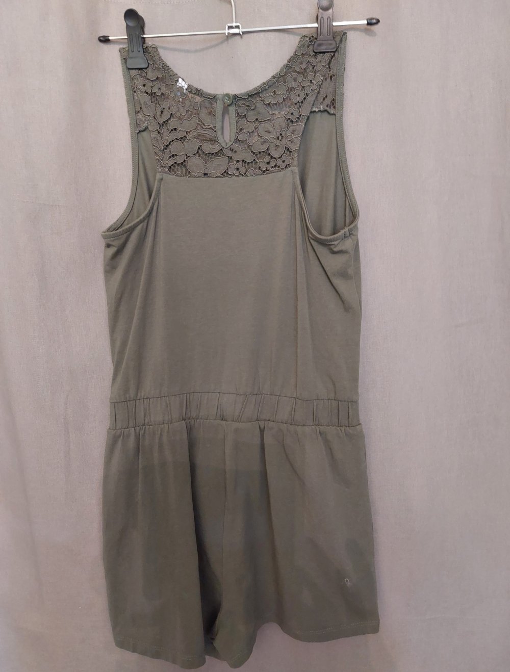 khakifarbener Jumpsuites, 4€