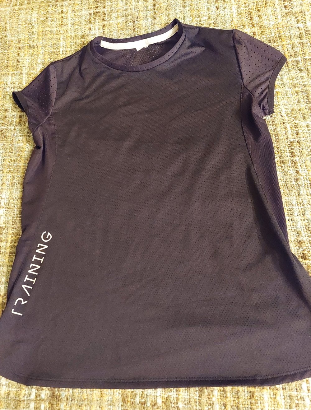 schwarzes Sport-T-Shirt; 6€