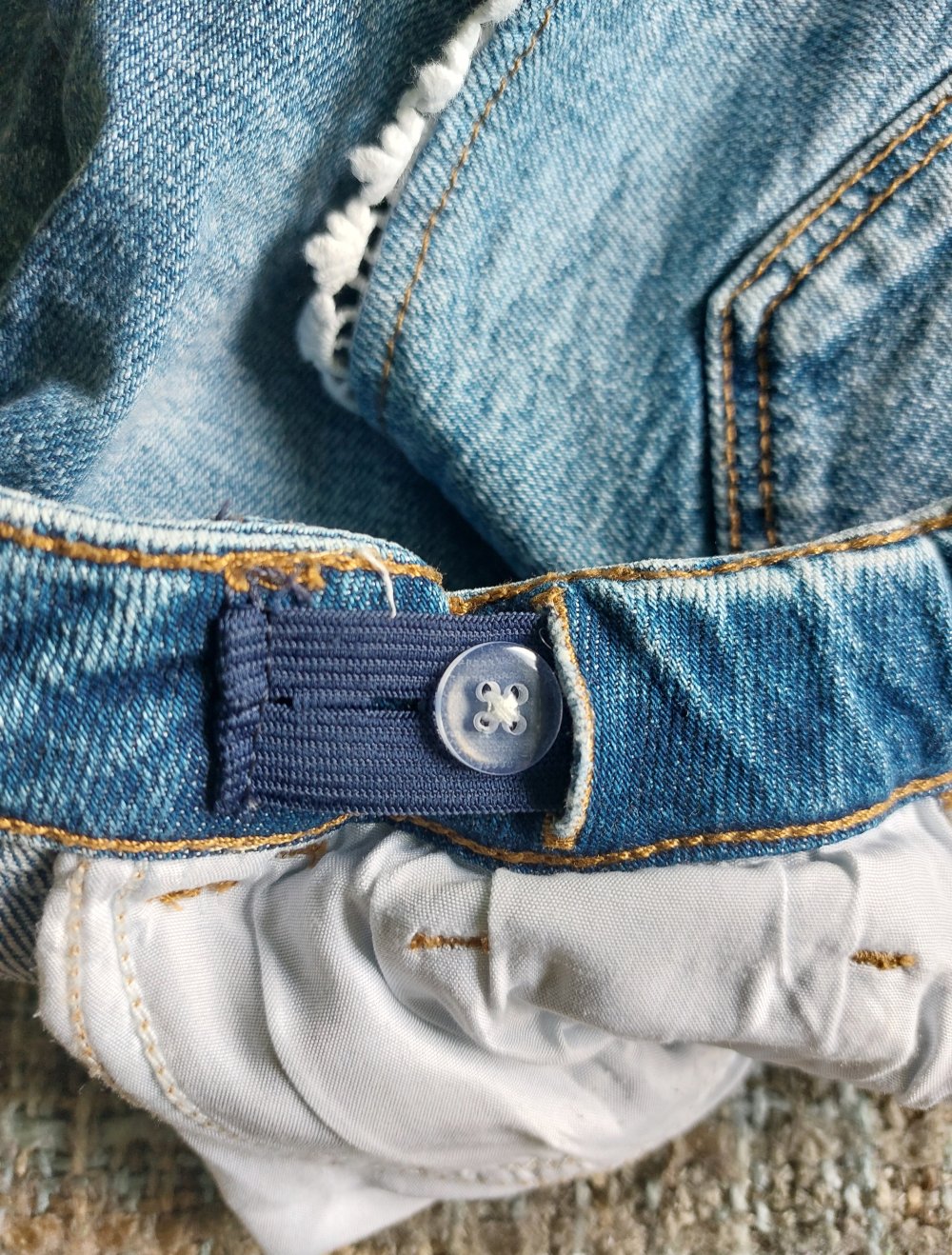 kurze Jeansshorts; 4€