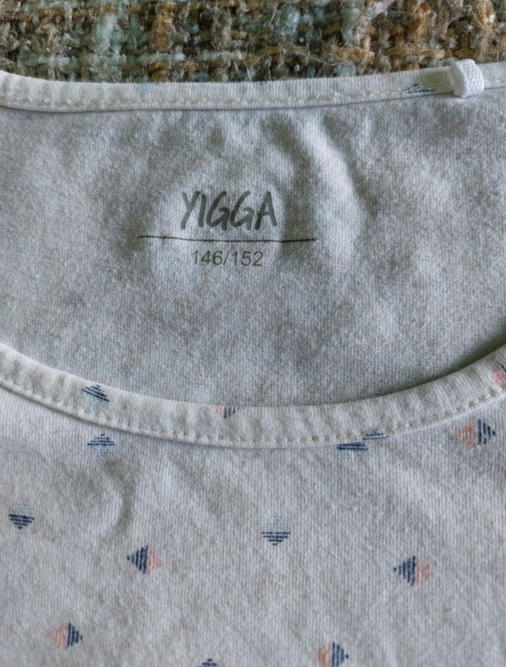 beiges T-Shirt; 4€