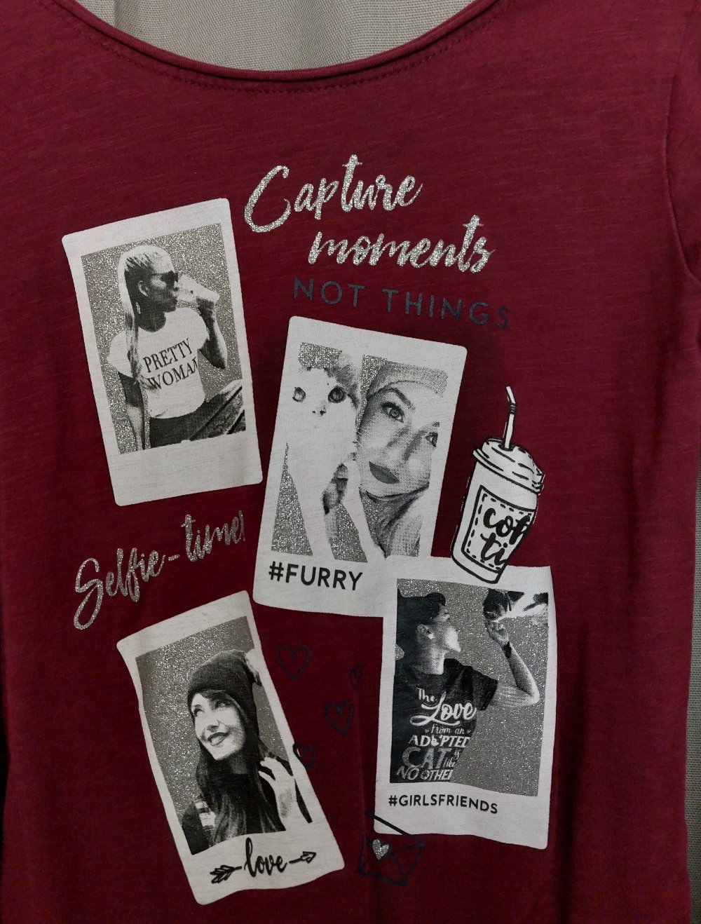 weinrotes langärmliges T-Shirt; 5€