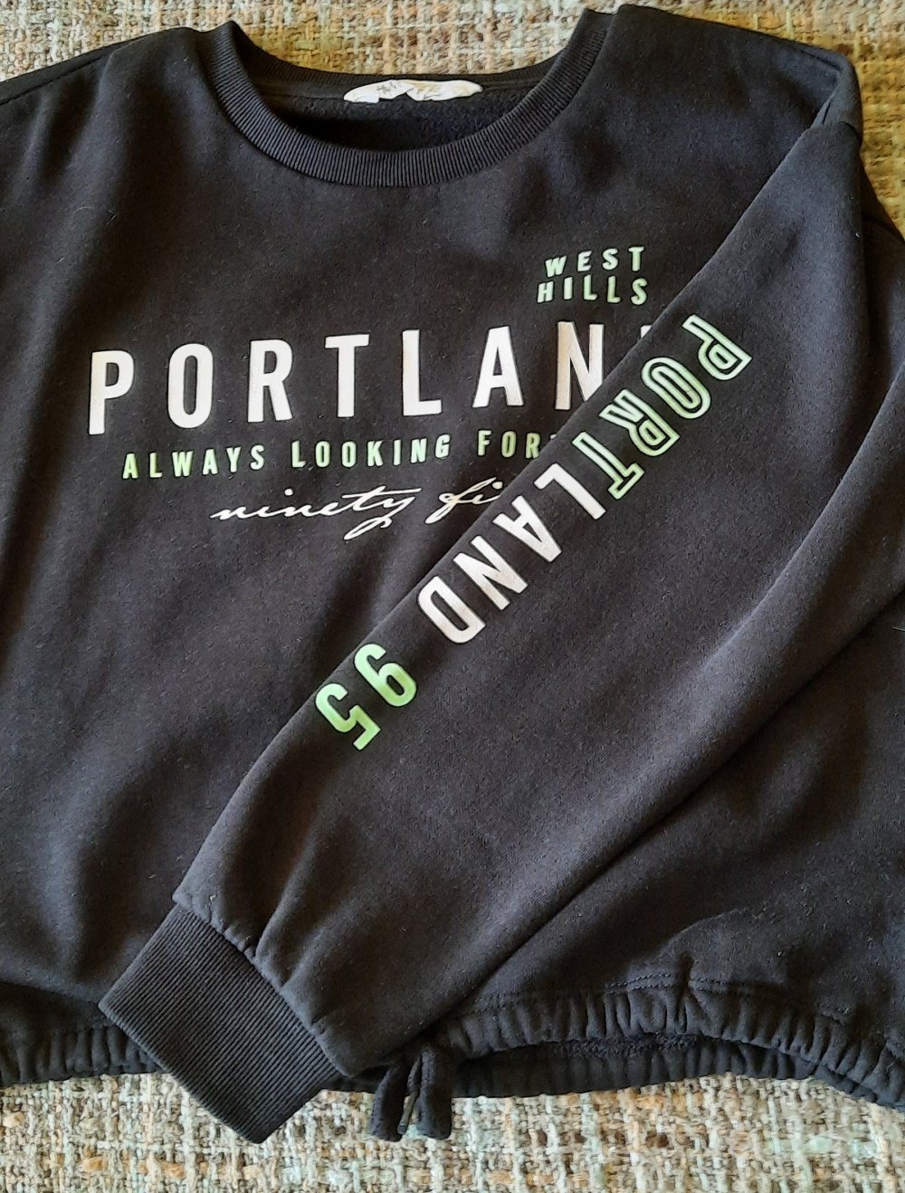 schwarzer Pullover; 5€