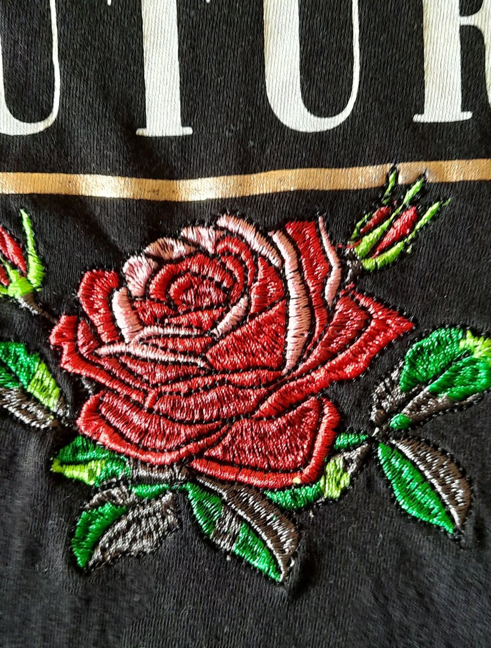 schwarzes langärmliges T-Shirt; 5€