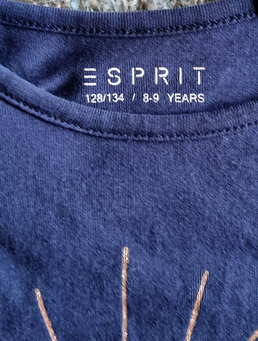 2 halbärmlige T-Shirts; 8€